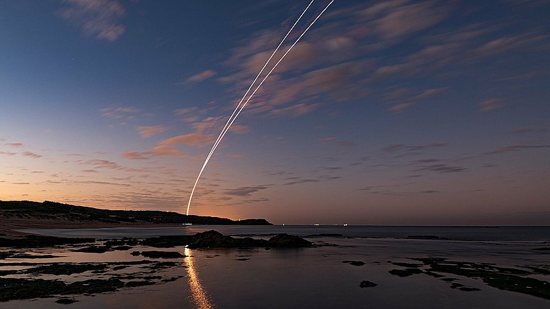 Küste mit Arrow-3-Raketen-Lichtschweif am Himmel